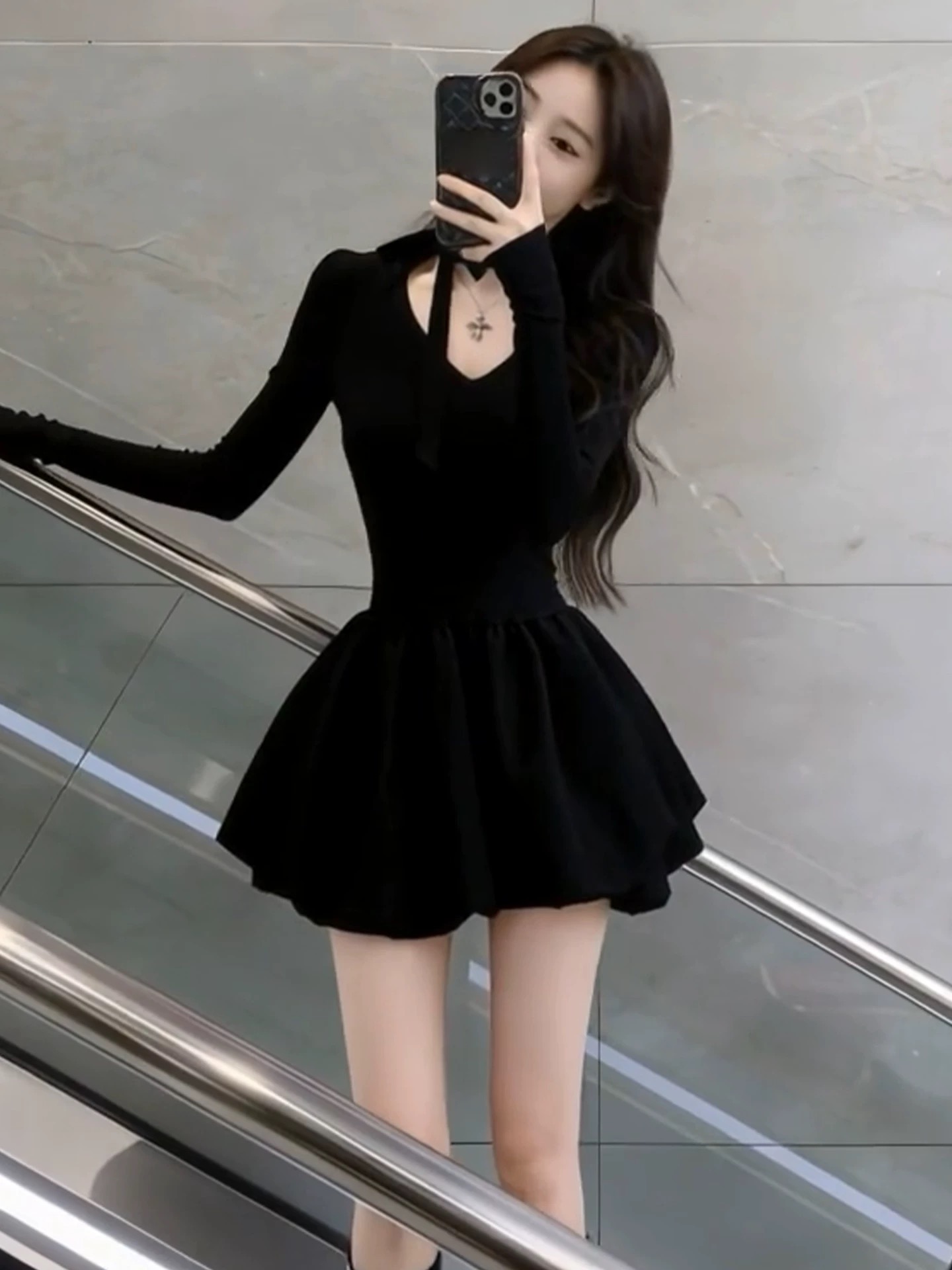 法式赫本风黑色连衣裙女秋冬2026新款小个子收腰显瘦a字蓬蓬短裙